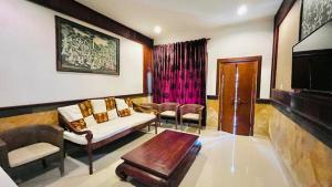 sala de estar con sofá y mesa en Puri Karang Residence, en Bangli