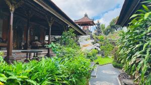 BangliにあるPuri Karang Residenceの建物の前にライオンの像がある庭園 +15枚の写真