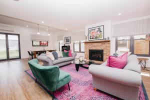 uma sala de estar com dois sofás e uma lareira em Dimby Cottage Beautifully Restored Heritage Home em Orange