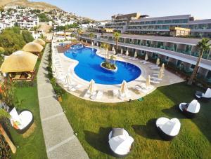 Бассейн в Bellazure Hotel или поблизости