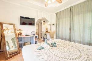 una camera da letto con un grande letto bianco e uno specchio di Sunset beach villa 5 O3 villas a Ko Phangan