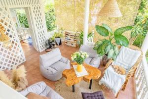 un soggiorno con sedie e un tavolo di Sunset beach villa 5 O3 villas a Ko Phangan