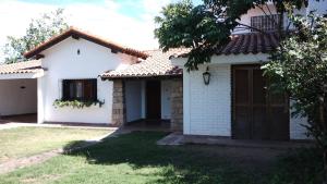 ein weißes Haus mit einem Tor und einem Hof in der Unterkunft LA CASA DE LA ALEM in La Rioja