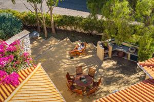 einen Blick über eine Terrasse mit einem Tisch und Stühlen in der Unterkunft Casa de Férias by An Island Apart in Porto Santo