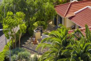 einen Blick über ein Haus mit Palmen in der Unterkunft Casa de Férias by An Island Apart in Porto Santo