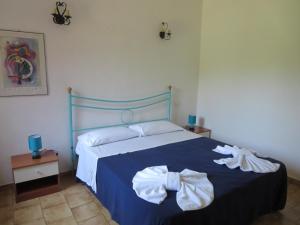 コスタ・レイにあるVilletta Sunrise 35のベッドルーム1室(青と白のベッド、タオル付)