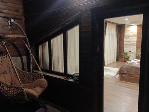 a room with a hammock in a room with a bedroom at КръчмЪ при Байката Alpin in Ribarica