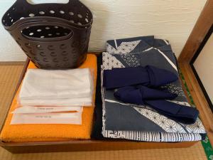 una cesta llena de corbatas sentadas en una mesa en Iya Kankou Ryokan, en Miyoshi
