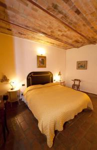 1 dormitorio con 1 cama grande y techo de madera en Vecchia Locanda, en Sarzana
