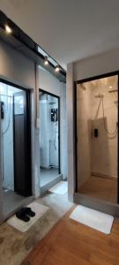 un bagno con 2 porte a vetri e una doccia di BEAT. Capsule Hostel @ Boat Quay a Singapore