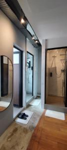 een kamer met een spiegel en een badkamer met een douche bij BEAT. Capsule Hostel @ Boat Quay in Singapore