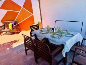 einem Tisch mit Stühlen und einem blauen Tischtuch darauf in der Unterkunft Garancor in Valleseco