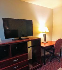 een hotelkamer met een bureau met een televisie en een bureau sidx sidx sidx sidx bij Howards Inn Motel in Eunice