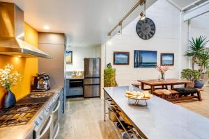 Η κουζίνα ή μικρή κουζίνα στο Urban Stellar - Hawkes Bay Holiday Home