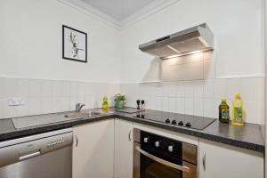 Kuchyň nebo kuchyňský kout v ubytování Fabulous Apt in Northbridge with Pool & WiFi