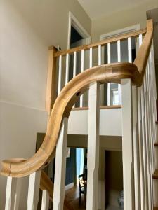 una escalera de caracol de madera en una casa en Luxury farmhouse in secluded Cotswold valley en Uley