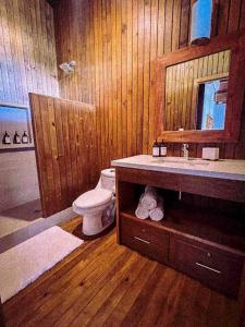 Ένα μπάνιο στο RD001 Linda Casa en Rio Dulce