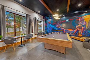 Meja biliard di Howzit Hostels