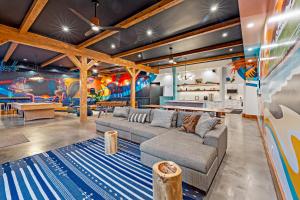 Ruang duduk di Howzit Hostels