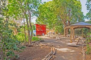 Taman di luar Howzit Hostels