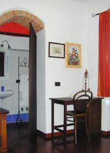 een eetkamer met een tafel en een wastafel bij Vecchia Locanda in Sarzana
