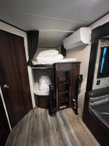 館山的住宿－OCEAN FRONT TATEYAMA - Vacation STAY 37303v，小房间,配有床和一张桌子,放在拖车上