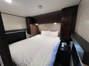 Un pat sau paturi într-o cameră la OCEAN FRONT TATEYAMA - Vacation STAY 37303v
