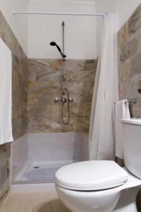 Kylpyhuone majoituspaikassa Valdez Guesthouse