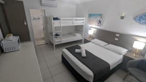 Postel nebo postele na pokoji v ubytování Moffat Beach Motel Caloundra