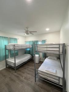 Katil atau katil-katil dalam bilik di Howzit Hostels