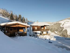 Chalet in Sankt Johann near Ski Lift v zime