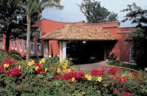 un edificio con un giardino di fiori di fronte ad esso di Fiesta Inn Xalapa a Xalapa