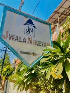 un cartello per un ristorante hawaiano in un edificio di JWALA JAIPUR a Jaipur