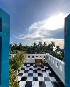 uma varanda com piso em xadrez preto e branco em Vida Loca Sunset Beach Resort em Phu Quoc