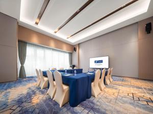 uma sala de conferências com uma mesa longa e cadeiras em Holiday Inn Express Beijing Zhongguancun Tech Park, an IHG Hotel em Pequim