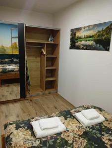 um quarto com uma cama com duas almofadas brancas em Apartament ZłotogórSKI Lądek-Zdrój em Lądek-Zdrój