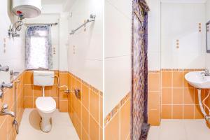 uma casa de banho com um WC e um lavatório em FabHotel Oasis em Mātigara