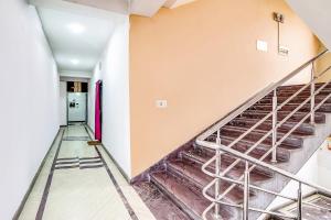 pusty korytarz ze schodami w budynku w obiekcie FabHotel Oasis w mieście Mātigara