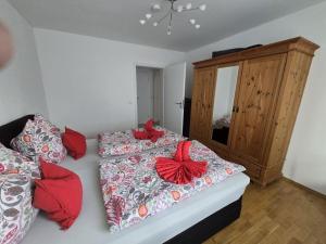 Un dormitorio con dos camas y una cómoda. en Heidel Comfortable holiday residence, en Solingen