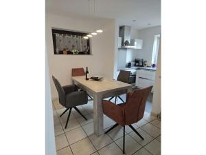 Una cocina y un comedor con mesa y sillas. en Heidel Comfortable holiday residence, en Solingen