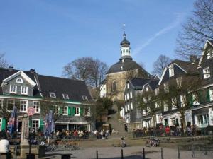 un grupo de edificios en una ciudad con una torre en Heidel Comfortable holiday residence, en Solingen