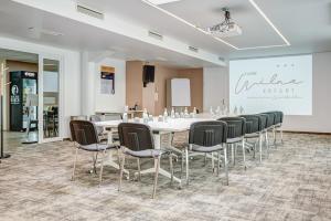 Hotel Wilna في إرفورت: قاعة المؤتمرات مع طاولة وكراسي طويلة