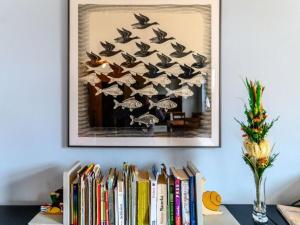 un'immagine di uccelli che volano sopra uno scaffale di libri di Karpacz Comfortable holiday residence a Karpacz