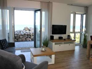 un soggiorno con divano e TV di Seahorses in the Molenhuus a Kappeln