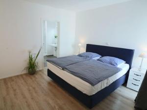 Un dormitorio con una cama grande y un baño. en Sea eagle in the Molenhuus, en Kappeln