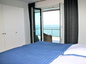 una camera da letto con un letto e vista sull'oceano di The Molenhuus "Starfish" a Kappeln