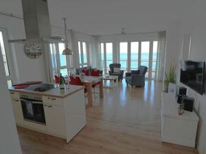 una cucina e un soggiorno con vista sull'oceano di The Molenhuus "Starfish" a Kappeln Altre 27 foto