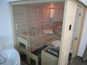 un bagno con doccia, wc e lavandino di The Molenhuus "Starfish" a Kappeln