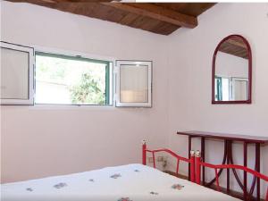 カヴァ・ダリーガにあるSerenity Holiday Homeのベッドルーム1室(ベッド1台、テーブル、窓付)