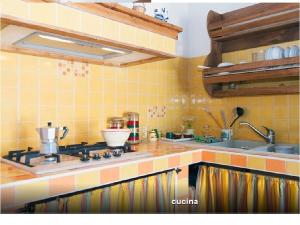 カヴァ・ダリーガにあるSerenity Holiday Homeのキッチン(シンク、コンロ付) 上部オーブン